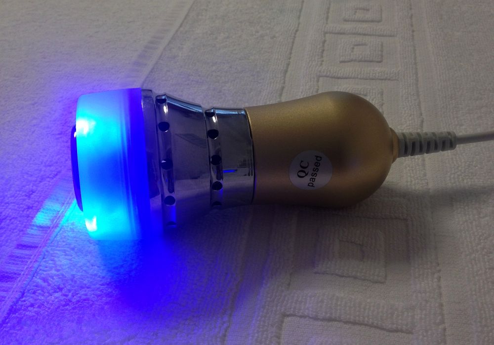 Cooler-ul cu lumina albastra folosit dupa tratamentul cu Micropen pentru calmarea tenului inrosit